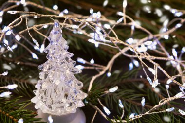 Doğal çam ağacı ve mavi ışık garland, seçici odak ile küçük oyuncak Noel ağacı