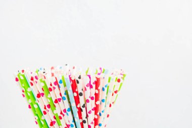 Kopya alanı ile beyaz arka plan üzerinde kalpleri ile ekolojiycal kağıt saman Closeup görünümü