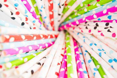 Renkli kağıt saman Sevgililer günü, yumuşak odak için yürekleri