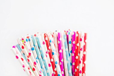 Kopya alanı ile beyaz arka plan üzerinde kalpleri ile renkli ekolojik plastik ücretsiz kağıt saman