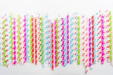 Ahşap arka plan üzerinde kalpleri ile farklı renkli ekolojik plastik ücretsiz kağıt saman