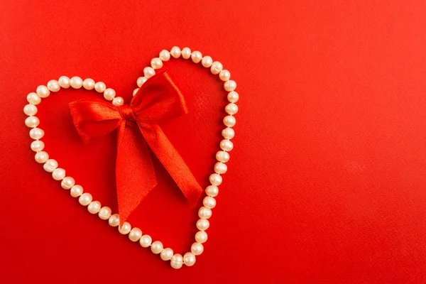 Corazón Joyería Perlas Blancas Con Lazo Rojo Sobre Fondo Rojo — Foto de Stock