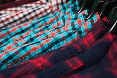 Bir dükkanda, seçici odak askı renkli gömlek