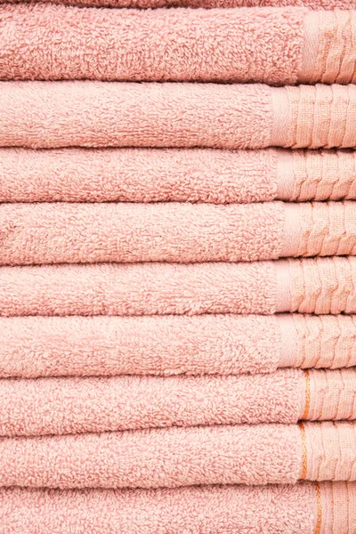 Στοίβα Από Καθαρό Ροζ Βαμβάκι Πετσέτες Κατακόρυφη Βολή Πετσέτα Υφή — Φωτογραφία Αρχείου