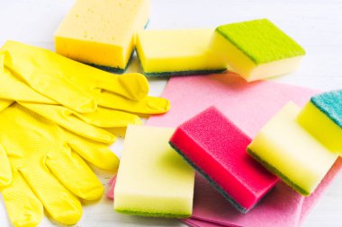 Ev ödevi ile eldiven ve süngerler, seçici odak için aksesuarlar