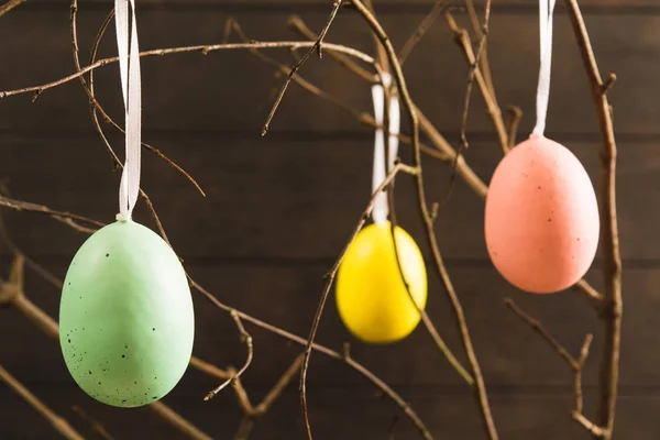 Œufs Pâques Colorés Avec Ruban Sur Arbre Sur Fond Bois — Photo