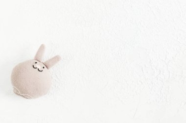 Komik Tekstil tavşan kopya alanı, düz yatıyordu Paskalya kavramı beyaz taş zemin üzerine