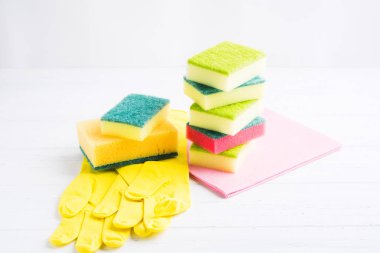 Süngerler, bez, lastik eldiven ev ev işi için. Ahşap masa üzerinde ev hijyen kavramı