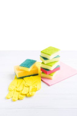 İzole arka plan ev işlerine Clener araçlar. Süngerler, bez, lastik eldiven kopya alanı ahşap tablo