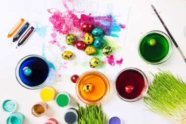 Paskalya boyama yumurta kavramı farklı renklendirici, düz yatıyordu ile Üstten Görünüm