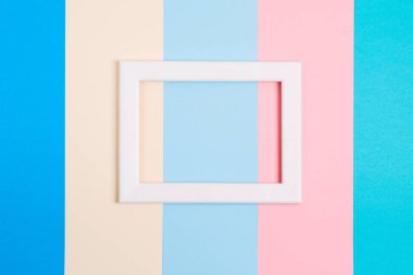 Pastel renkli kağıt arka plan beyaz ahşap çerçeve ile