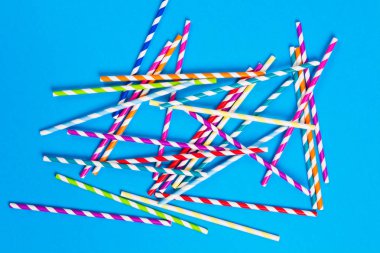 Mavi backgorund üzerinde renkli kağıt saman