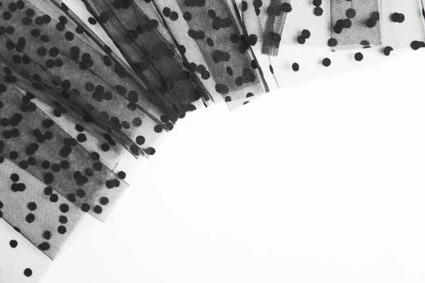 Чорний текстильний тюль на білому тлі. Форма тканини тюлю з простором для копіювання . — стокове фото