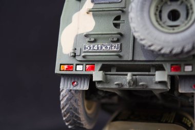 Rus askeri zırhlı kamuflaj jeep Tiger. Yakın çekim görünümü. Koyu arka plan üzerinde plastik ölçekli model