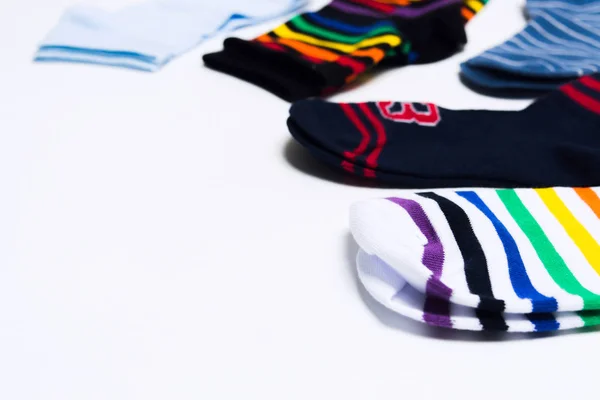 Kleurrijke textiel sokken op witte achtergrond voorpoten met Kopieer ruimte. Winkelconcept voor winkel. Selectieve focus — Stockfoto