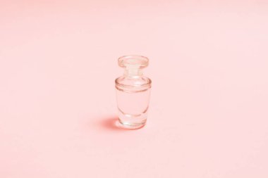 Transperent parfüm şişesinde kozmetik aroma sıvı