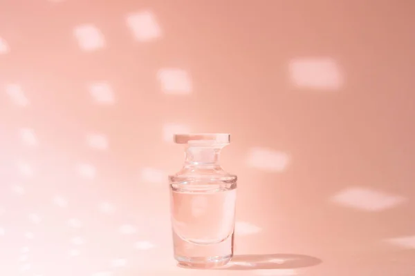 Fragancia en frasco de perfume sobre fondo rosa con espacio para copiar —  Fotos de Stock