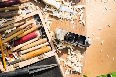 Ahşap oyma aletleri. Kesiciler ile Hanmade hobi konsepti. Kopyalama alanı ile ahşap talhası