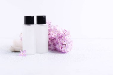 Lila aroması ve doğal çiçekler ile banyo için duş jeli veya şampuan ile iki plastik şişe. Spa konsepti