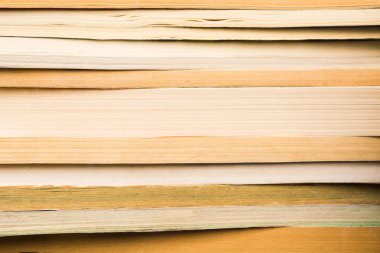 Yığında vintage kitaplar. Birçok eski kitap arka plan ile Kütüphane. Yatay atış