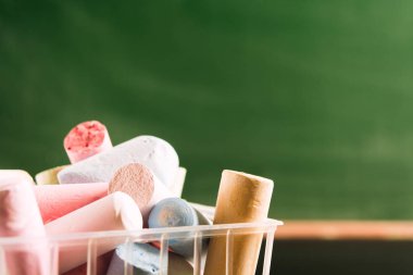 Tebeşir birçok renkli parça ile plastik sepetin bir parçası. Okul konseptine geri dönelim. Okul yılı başında. Kopyalama alanı ile yakın çekim görünümü