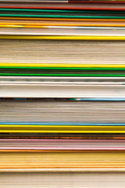 Montón de muchos libros con tapa dura. Fondo de libros coloridos. Educación. concepto de biblioteca Imágenes de stock libres de derechos