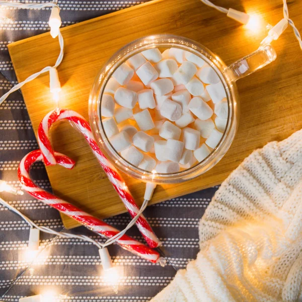 Weihnachten schöne Karte mit Marshmallows und Herz aus Zuckerstangen. Gemütliches Zuhause. Valentinstag-Konzept mit Licht und Karo. flach lag. Quadratschuss — Stockfoto