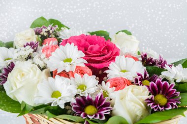 Beyaz arka plan üzerinde doğal dekorasyon değil güzel çiçek buketi ile Hasır sepet