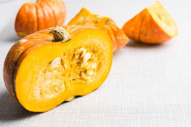 Sonbahar balkabağının yarısı. Sonbahar geleneksel sebze. Doğal sağlıklı organik gıda.