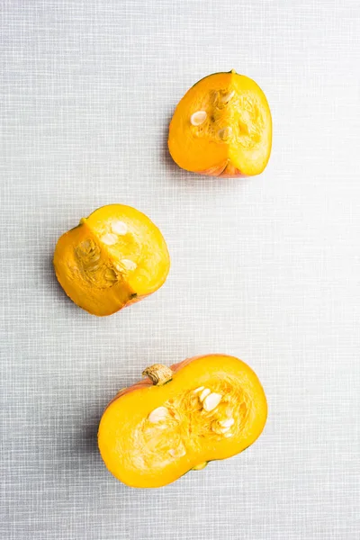 Natural dulce otoño naranja vegetal. Trozos cortados de calabaza sobre fondo texturizado — Foto de Stock