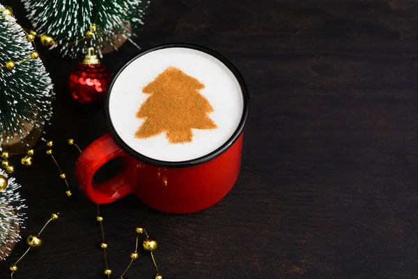 Рождественская Красная Чашка Кофе Огненным Узором Дерева Новогодний Напиток Темном — стоковое фото