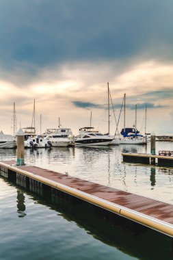 Limandaki tekne Turistler için hazır