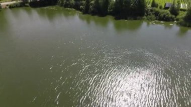 Arazinin üzerinde uçan hava manzarası. Nehrin üzerinden uçuyor. Rusya