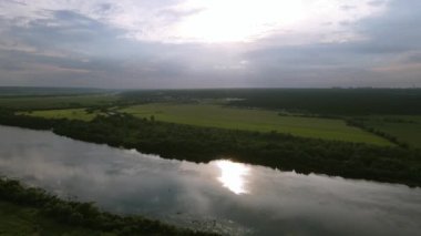 Arazinin üzerinde uçan hava manzarası. Nehrin üzerinden uçuyor. Rusya