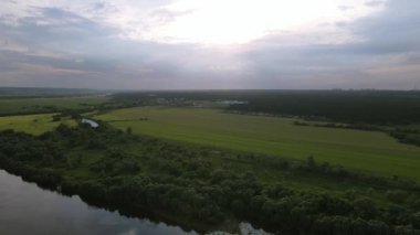 Arazinin üzerinde uçan hava manzarası. Nehrin üzerinden uçuyor. Rusya