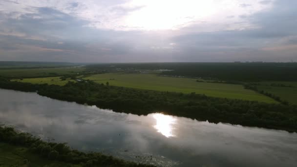 मैदान पर उड़ान भरने वाला हवाई दृश्य। नदी के ऊपर उड़ान भरना। रूस — स्टॉक वीडियो