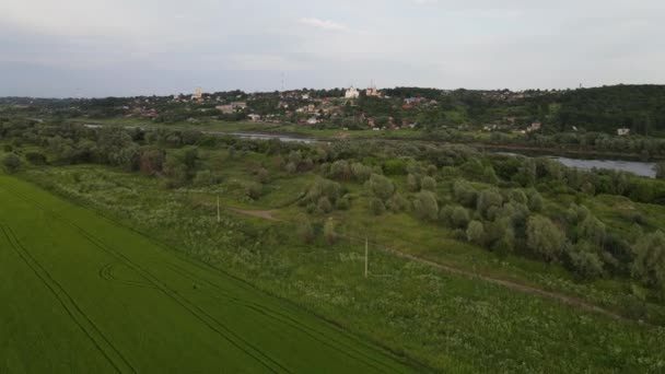 Vue Aérienne Survoler le champ. Survoler la rivière. Russie