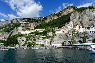 Deniz kenarında küçük bir kasaba.