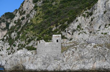 Kayalık bir sahil kayalığındaki bir evin kalıntıları.