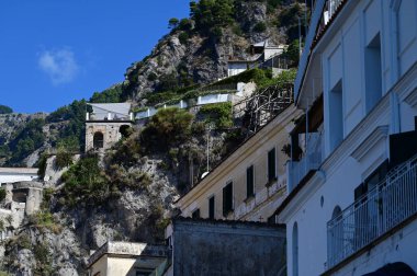 Dik dağ yamacı ve renkli binalar