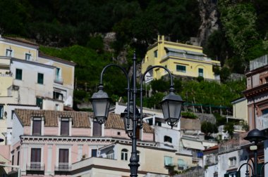 Bir dağ kasabasının arka planına karşı üç sokak lambası