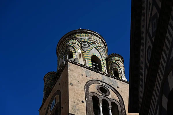 Mavi gökyüzüne karşı yuvarlak bir çan kulesi