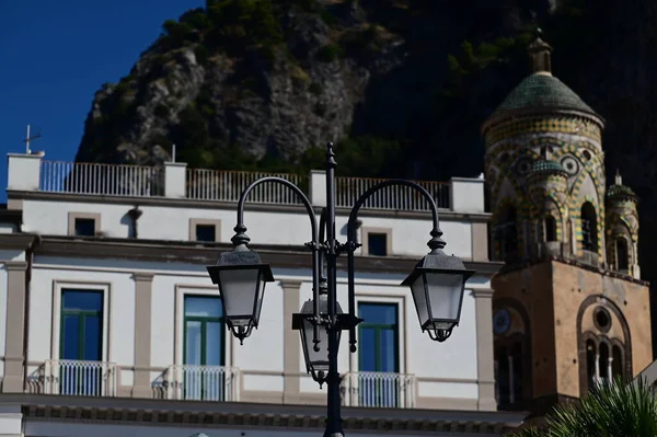 Arka planda kilisesi ve evi olan bir fener.