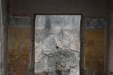 Duvarlarda renkli alçı ve kapı için bir delik.