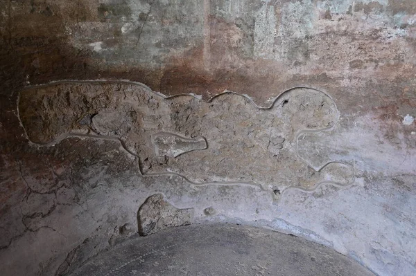 Renkli bir duvarda düzensiz desenler