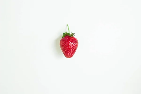 One Ripe Red Strawberry White Background — Stock Photo, Image