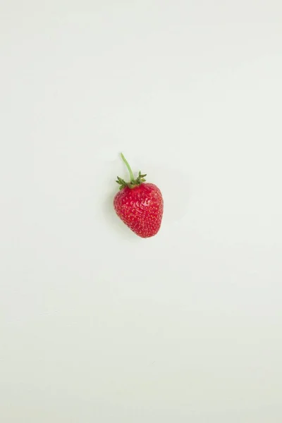 One Ripe Red Strawberry White Background — Stock Photo, Image