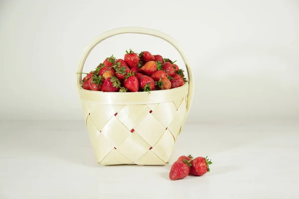 Reife Frische Rote Erdbeeren Korb — Stockfoto