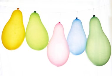 Tavan altında çok renkli balonlar