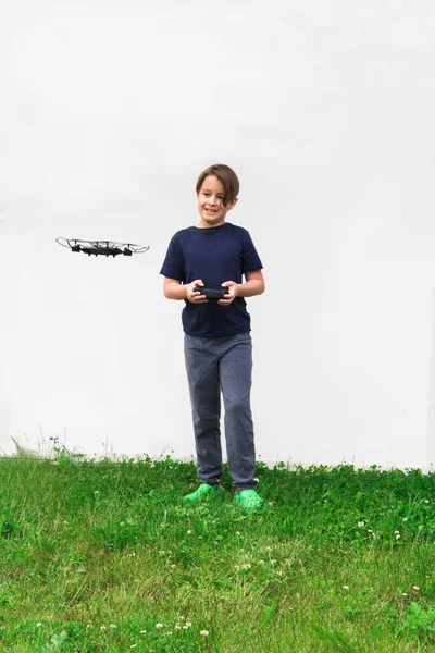 Ragazzo Controlla Drone Stagione Estiva Delle Vacanze — Foto Stock